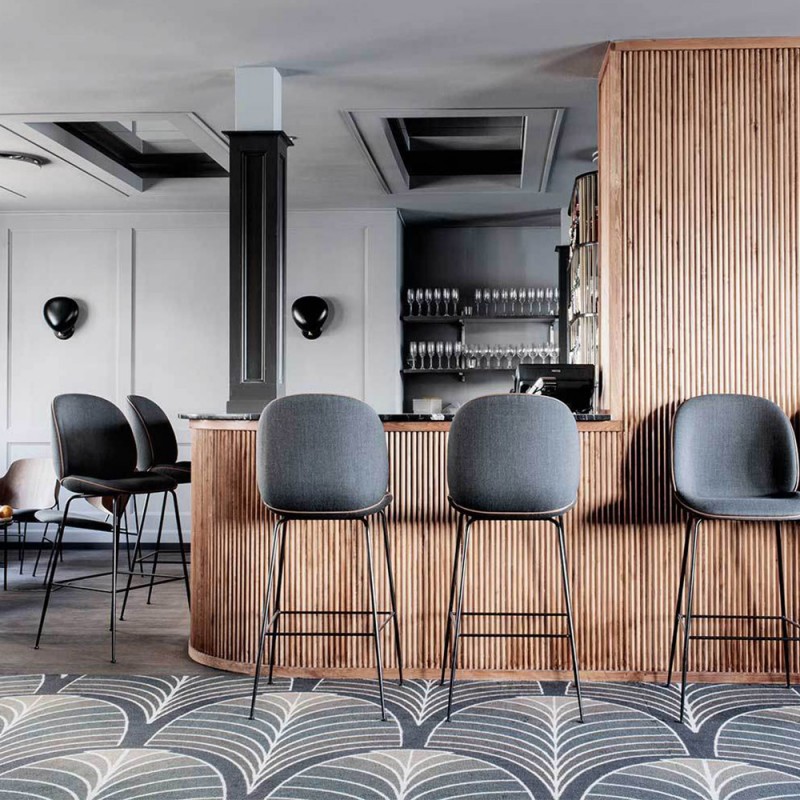 布藝黑色腳吧椅 時尚創(chuàng)意高吧椅 Gubi丹麥設(shè)計師酒吧凳304不銹鋼電鍍 高品質(zhì)